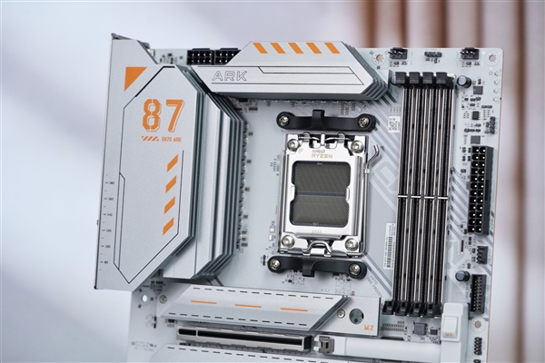 满血释放锐龙性能！七彩虹CVN X870 ARK FROZEN V14方舟图赏