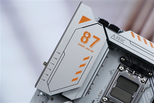 满血释放锐龙性能！七彩虹CVN X870 ARK FROZEN V14方舟图赏