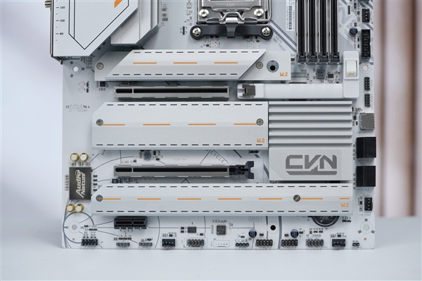 满血释放锐龙性能！七彩虹CVN X870 ARK FROZEN V14方舟图赏