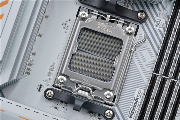 满血释放锐龙性能！七彩虹CVN X870 ARK FROZEN V14方舟图赏