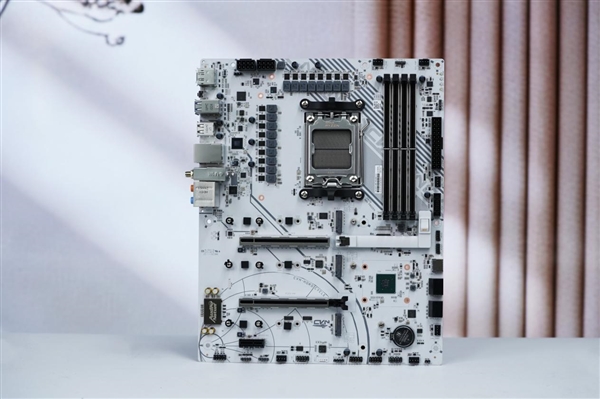 满血释放锐龙性能！七彩虹CVN X870 ARK FROZEN V14方舟图赏