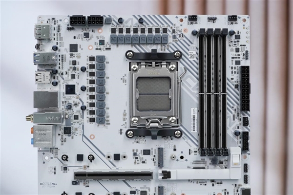 满血释放锐龙性能！七彩虹CVN X870 ARK FROZEN V14方舟图赏