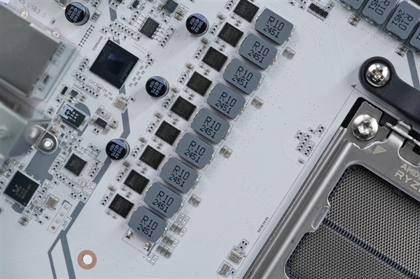 满血释放锐龙性能！七彩虹CVN X870 ARK FROZEN V14方舟图赏