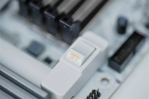 满血释放锐龙性能！七彩虹CVN X870 ARK FROZEN V14方舟图赏