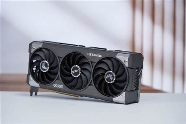 硬派电竞风！华硕RTX 5060 Ti TUF GAMING显卡图赏