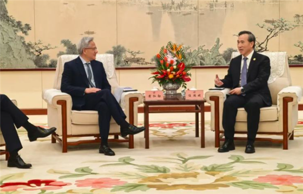 火急火燎赶到中国 不穿皮衣穿西装的老黄 这次是真急了