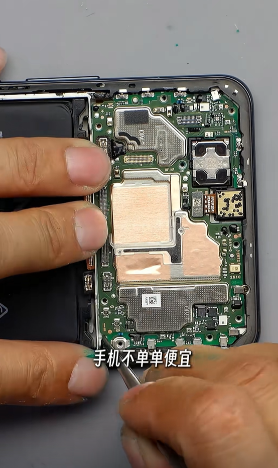 8000mAh史无前例！荣耀Power拆解：为了塞进超大电池 主板结构都变了