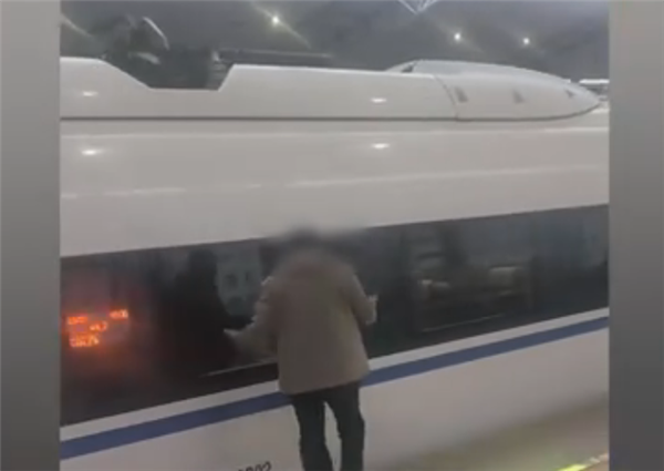 男子乘高铁中途下车抽烟结果车走了 手足无措急得直拍窗
